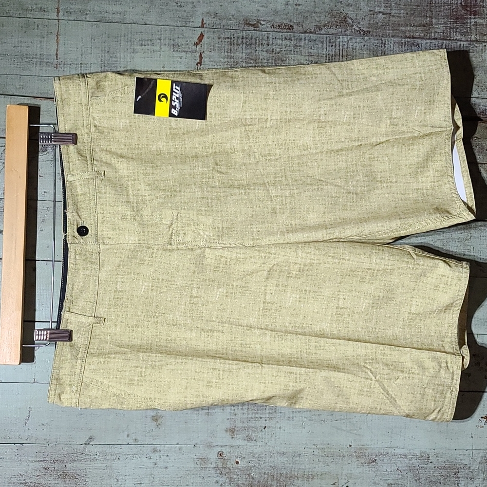 B. Split men's shorts/swim shorts
